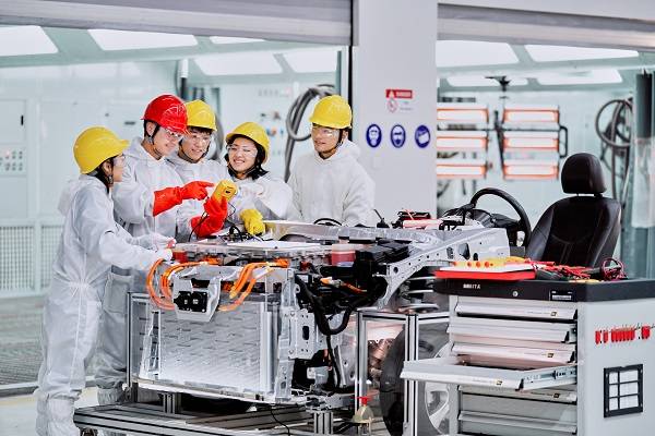 新能源汽車技術(shù) 行業(yè)新藍(lán)海，學(xué)習(xí)正當(dāng)時(shí)