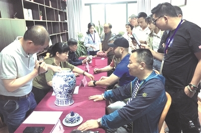 省文物專(zhuān)家免費(fèi)為市民鑒寶，藝術(shù)珍品點(diǎn)亮尋常百姓家